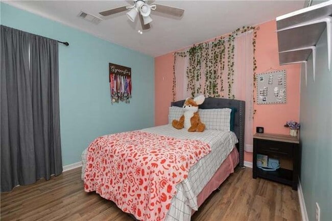 Building Photo - 5 Bedroom home available to rent!