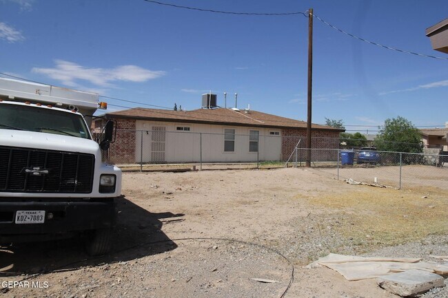 Building Photo - 9145 Begonia Pl
