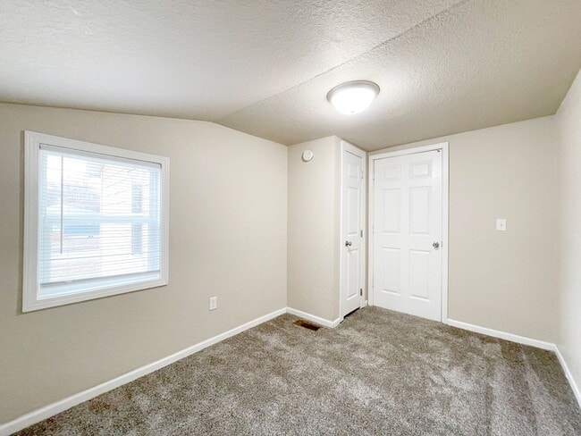 Building Photo - Quaint 3 Bedroom in NW Minot