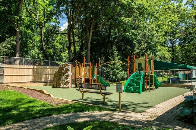 Building Photo - 23 Meadowood Dr