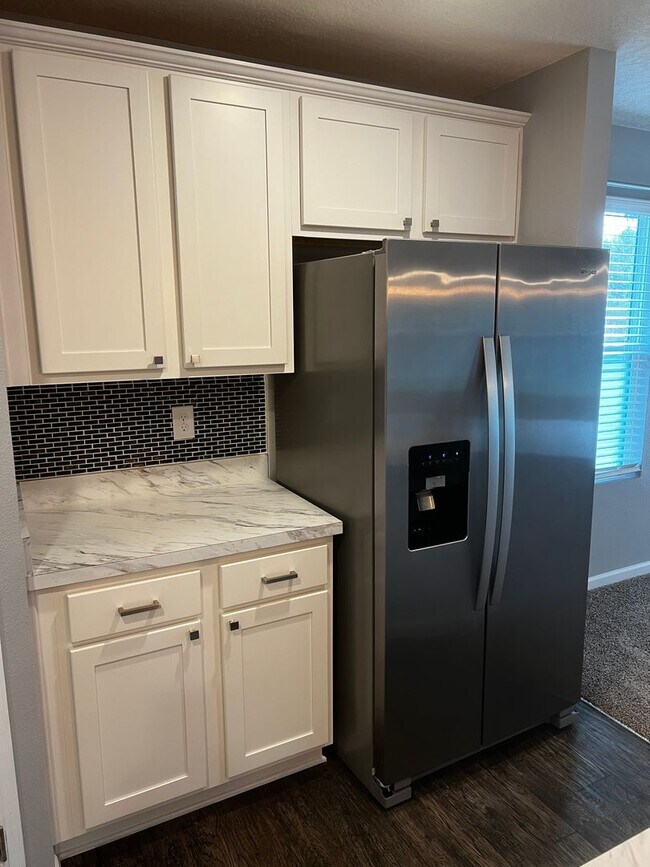 Building Photo - 4/2 centrally located!!