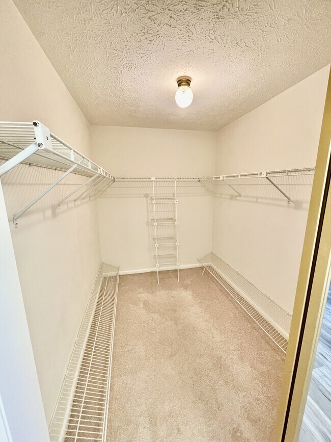 Building Photo - 12498 Riverside Dr