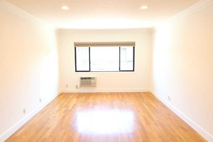 Building Photo - 600 N Sweetzer Ave