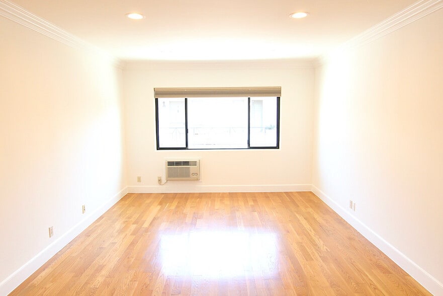 Primary Photo - 600 N Sweetzer Ave