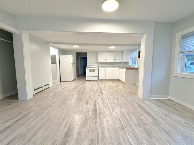 Building Photo - 1294 US-1 Apt A
