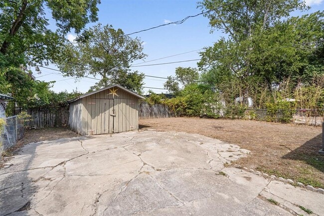Building Photo - 2932 Moss St
