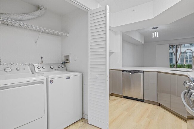Building Photo - 775 SW 148th Ave