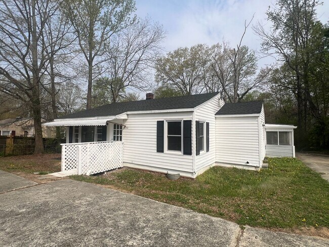 Building Photo - Three bedroom, 1 bath home in Burlington