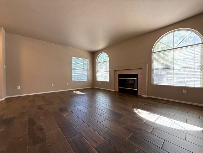 Building Photo - Beautiful 3-bedroom townhome in a desirable gated Green Valley community!