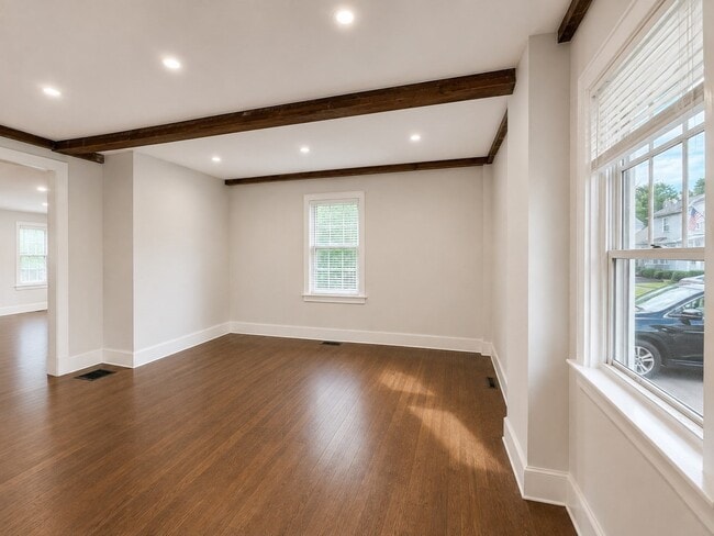 Building Photo - 16 Hazelnut Pl