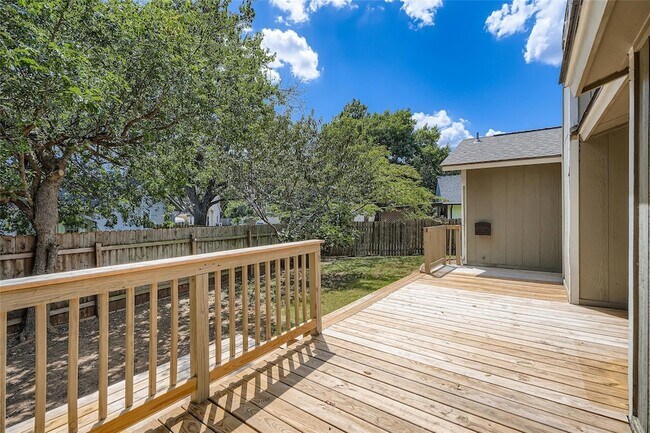 Building Photo - 9802 Briar Ridge Dr