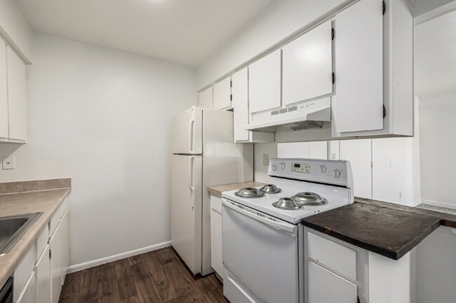 Building Photo - Freshly updated Two bed one bath for rent