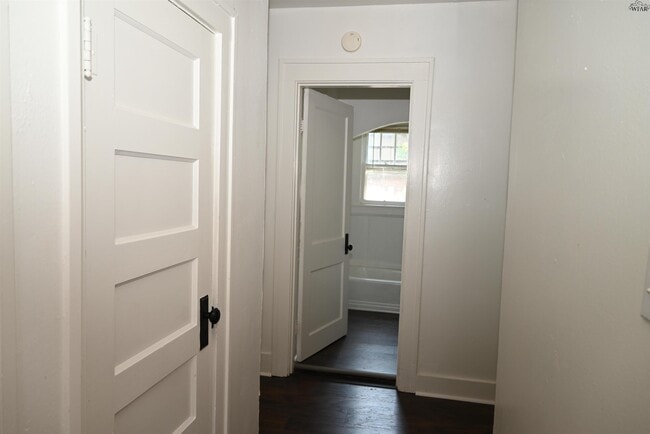 Building Photo - 2122 Yale Ave
