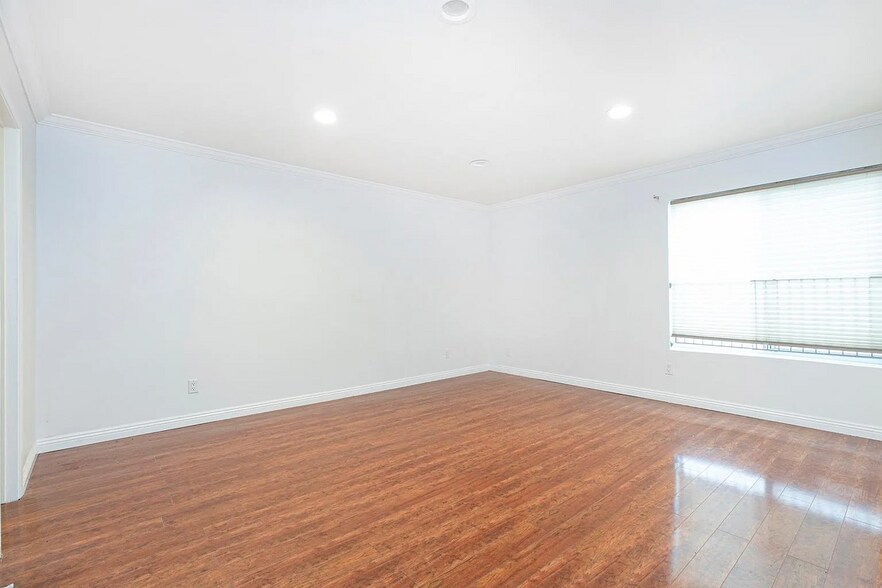 Building Photo - 14990 Victory Blvd