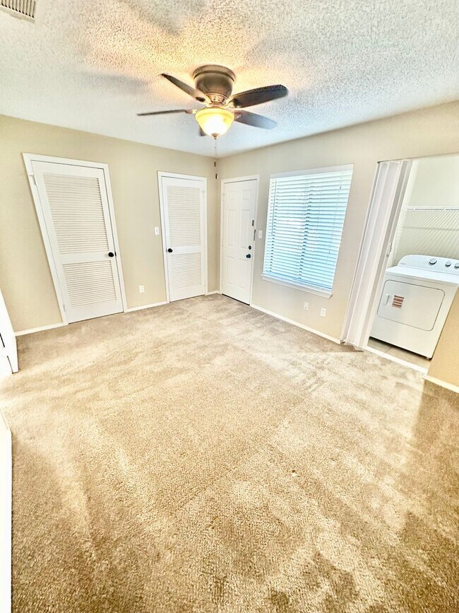 Building Photo - Nice 1 bedroom condo for rent in Miramar Beach w/ a community pool!
