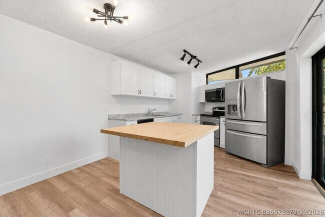 Building Photo - 3750 Victoria Dr