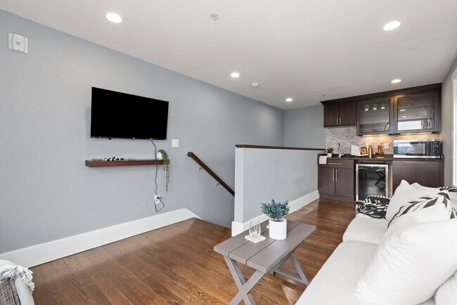 Building Photo - 12 Mohawk St