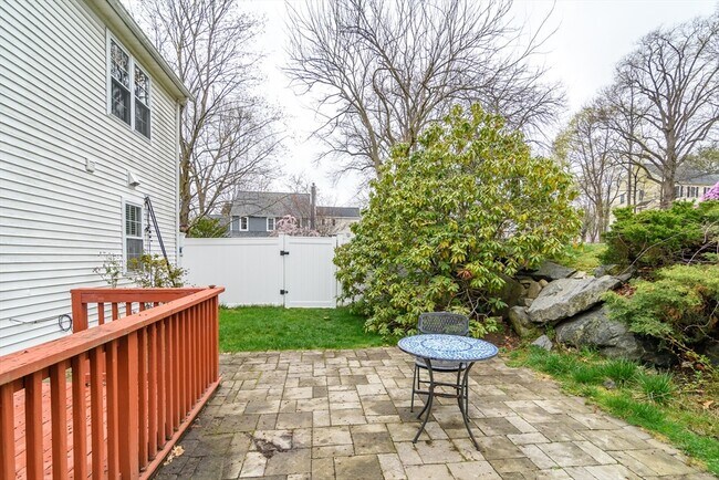 Building Photo - 10 Homeward Ln