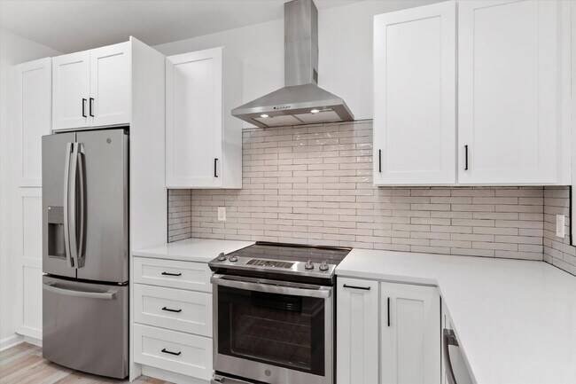 Building Photo - "Spacious 4-Bed Oasis with Guest Suite on Johns Island - Your Dream Home Awaits!"