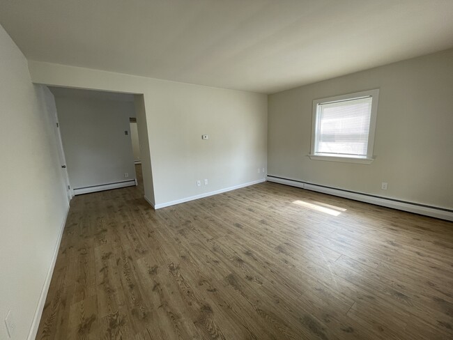 Large Living Room - Beechwood Court Apartments