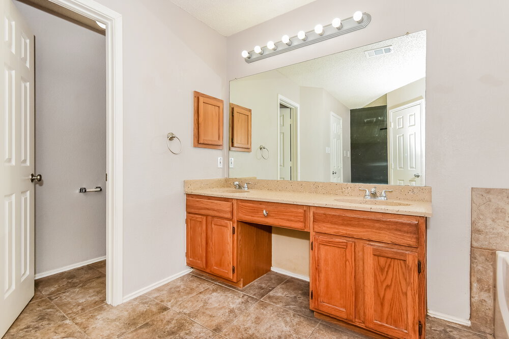 Building Photo - 5909 Iris Dr