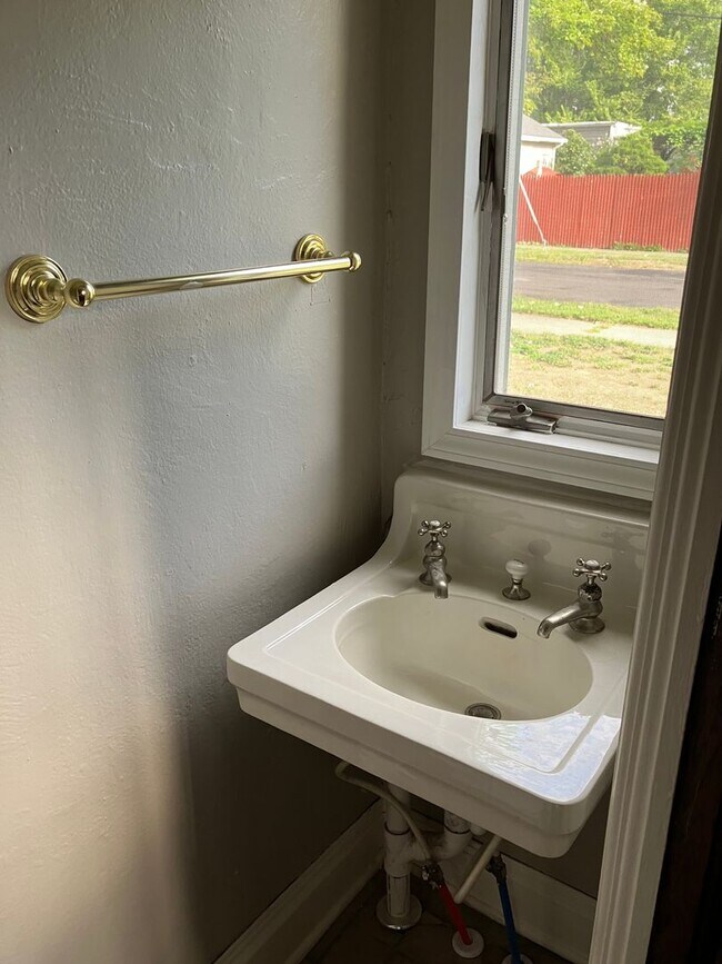 Building Photo - Charming, Classic 3 BR Brick Close to LeMoyne in Nice Neighborhood