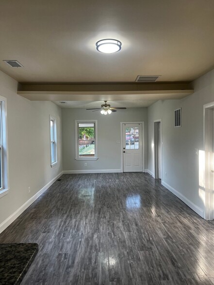 Building Photo - 5405 Quintana St