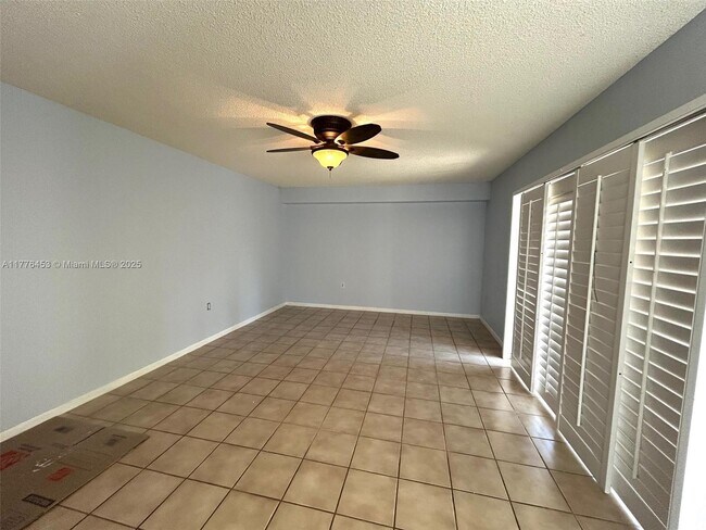 Building Photo - 409 Live Oak Ln