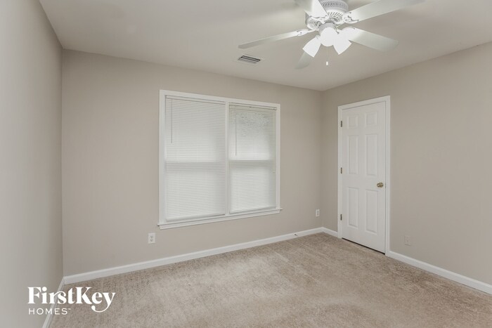 Building Photo - 3215 Maple Terrace Dr