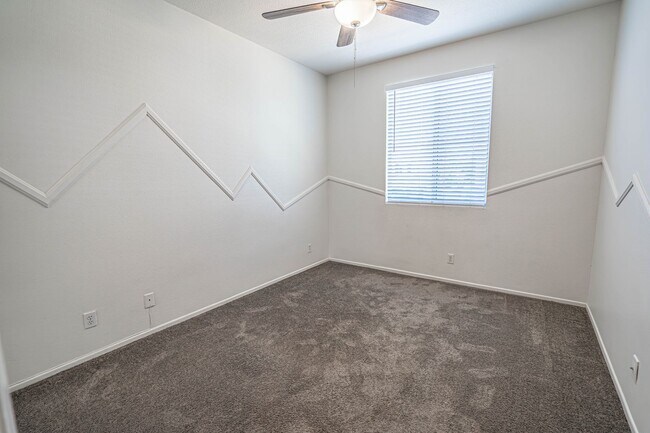 Building Photo - 4 Bedroom Oaklane Townhome in Santa Clarita!