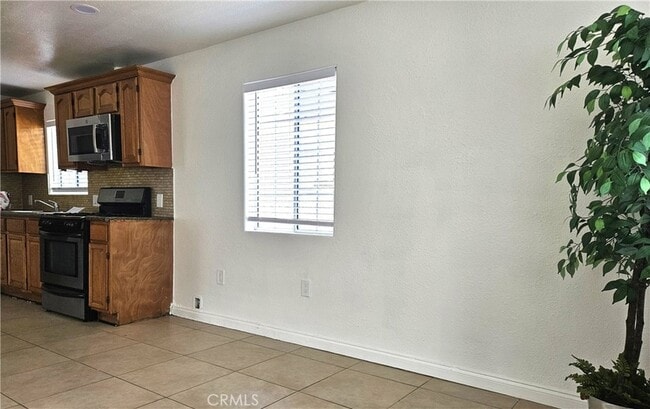 Building Photo - 654 W 21st St