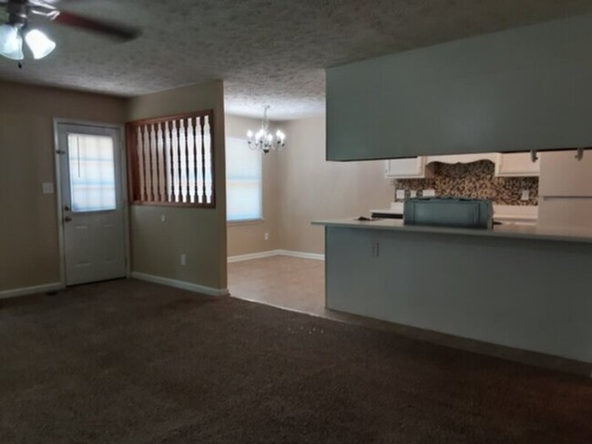 Building Photo - 870 Santiato Dr