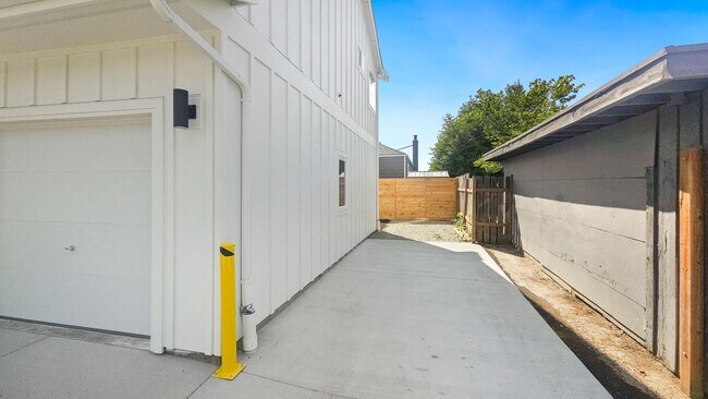 Building Photo - Modern North Beacon Hill Home with Updated Finishes and Great Amenities