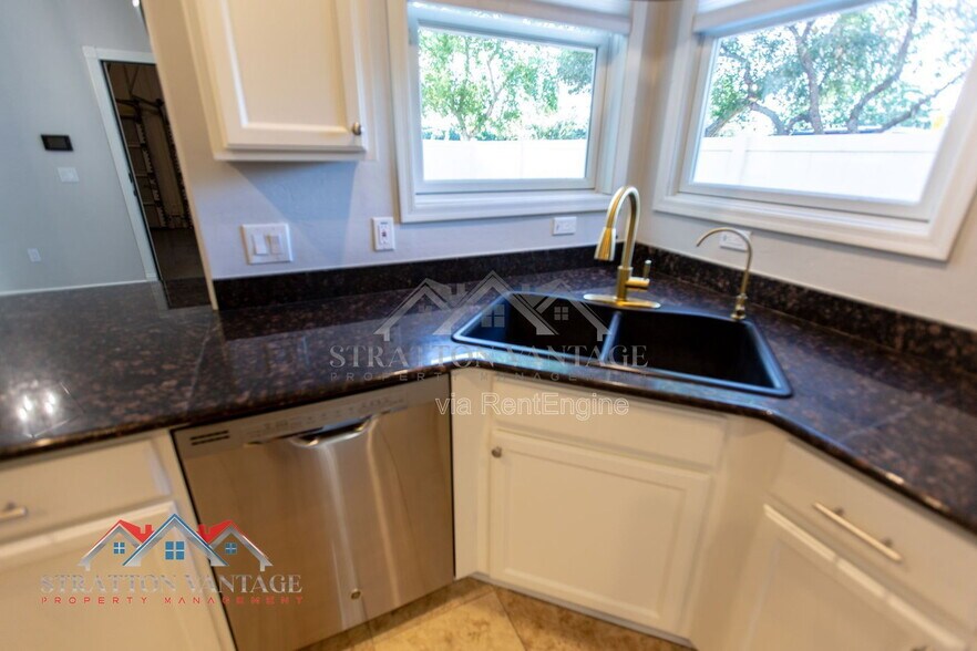Building Photo - 829 S Huish Dr
