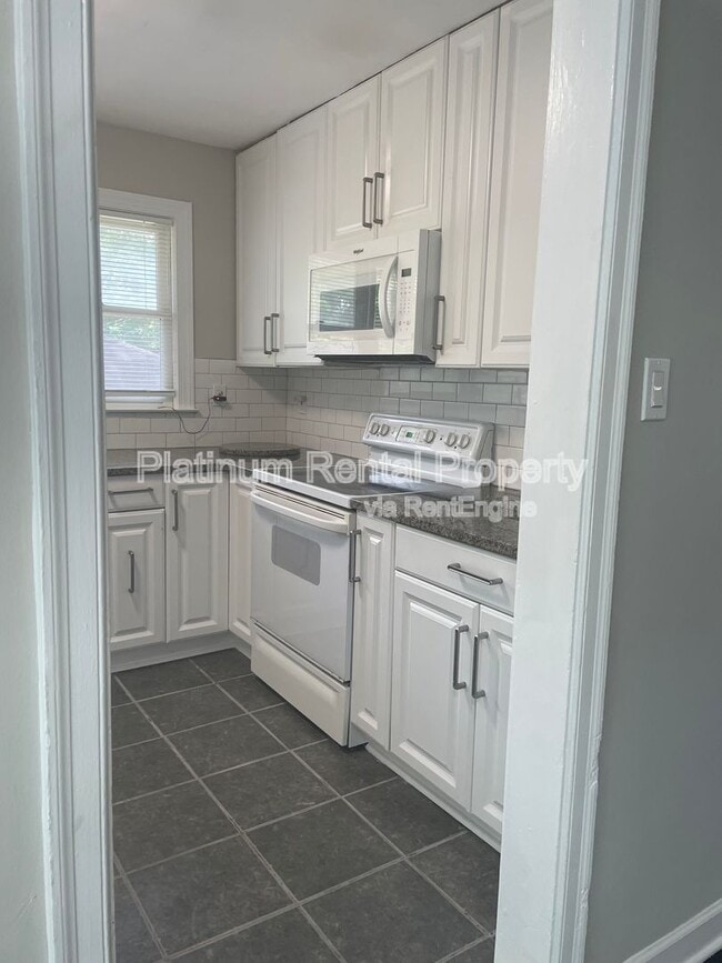 Building Photo - 3485 Maplehurst Dr
