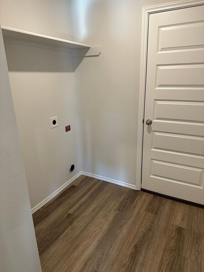 Building Photo - Pre-Leasing Now! Comfortable 3-Bedroom, 2-Bath Home in Shadow Valley