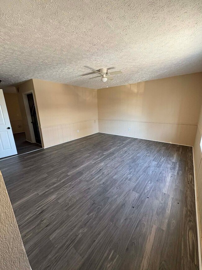 Building Photo - 527 A - D