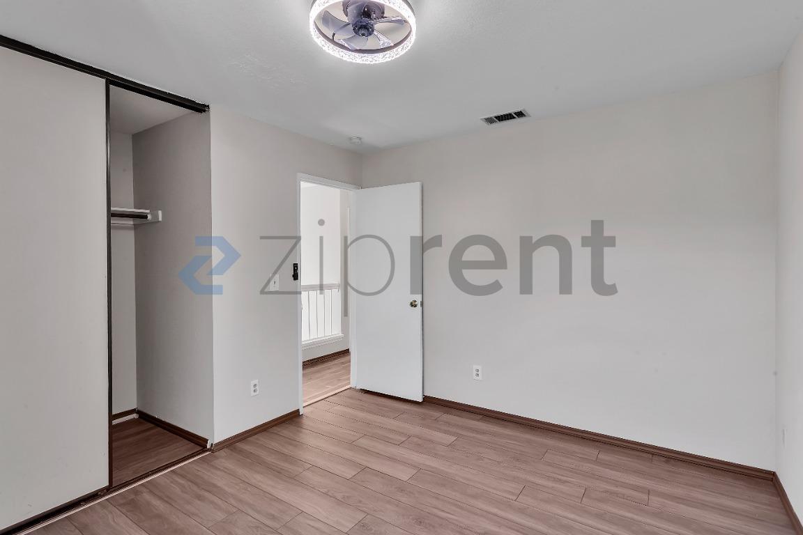 Building Photo - Unit