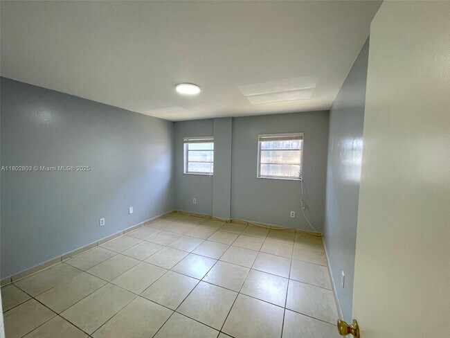 Building Photo - 1630 W 46th St