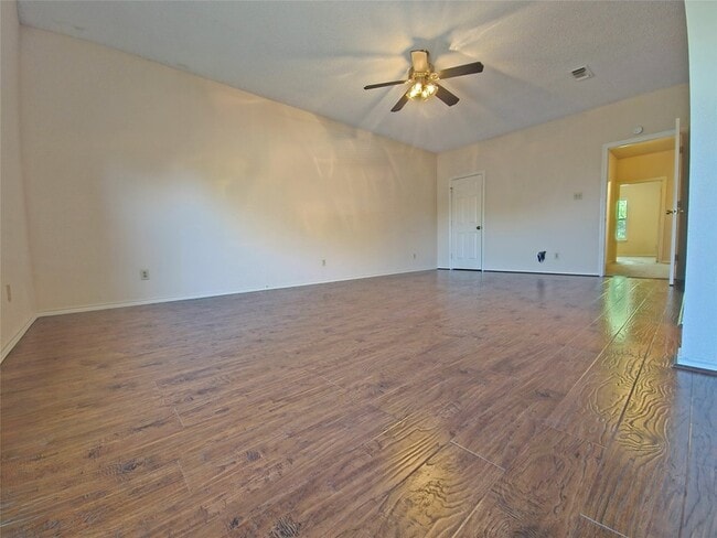 Building Photo - 422 W Oak St