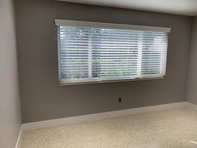 Building Photo - 10790 SW 88th Ave