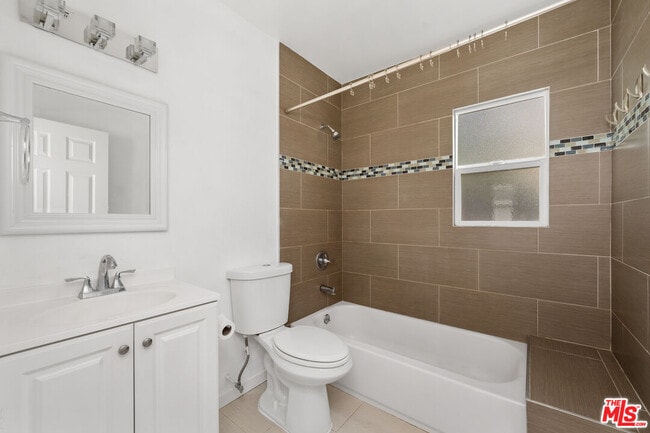 Building Photo - 2738 Cloverdale Ave