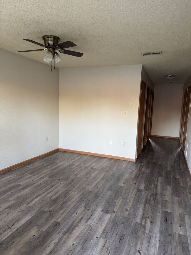 Building Photo - Ground Level 2 Bedroom Apartment w/ Washer...