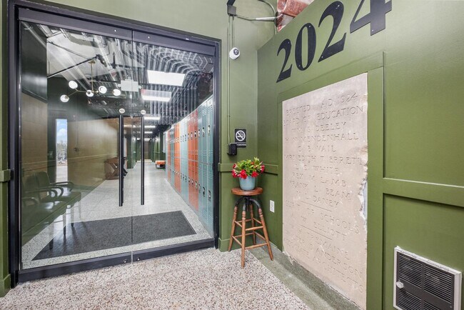 Building Photo - 301 N Mulberry St