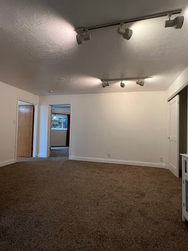 Building Photo - 3 Rolph Park Ct