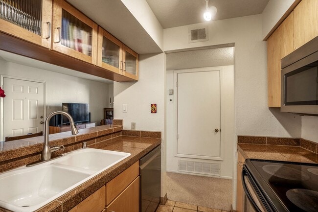 Building Photo - Light-Filled Upstairs Condo in a Prime Loc...