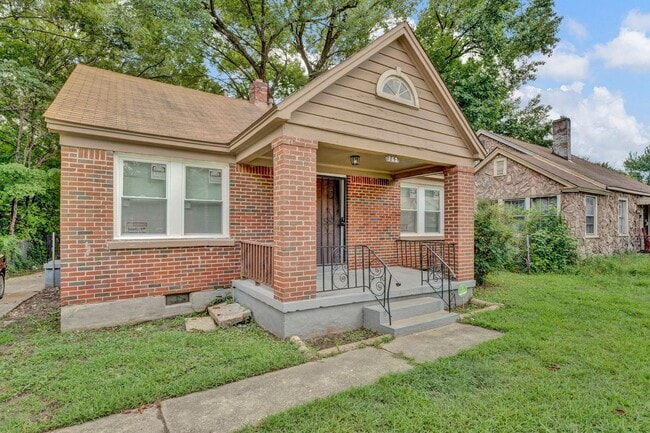 Building Photo - Recently Renovated Brick Home Located Minutes away from Memphis International Airport!