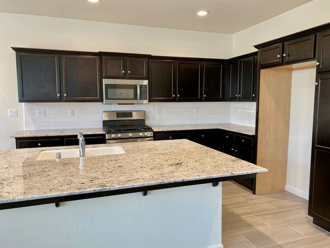 Building Photo - $2,295 Locan & Ashlan 3 Bedroom - Ashlan a...
