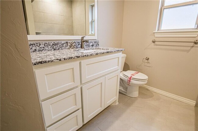 Building Photo - 3516 Lakeside Dr