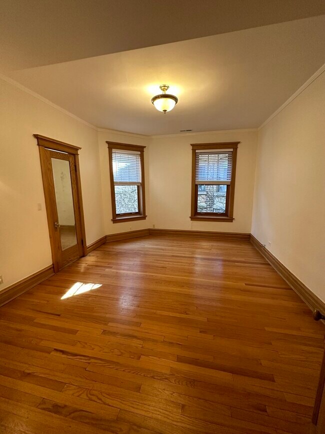 Building Photo - 5719 N Kenmore Ave